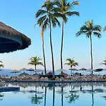 Spacious, Access To The Pool And The Beach!