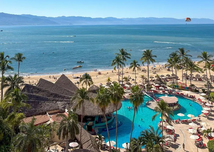 Spacious, Access To The Pool And The Beach!