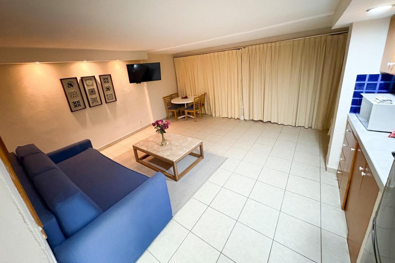 Spacious, Access To The Pool And The Beach!